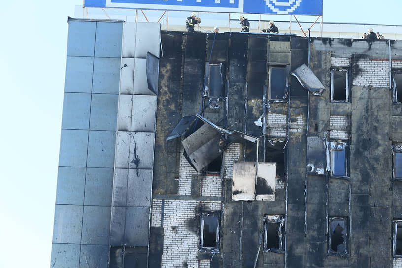 Пламя тушили 132 человека и 47 единиц техники, включая 80 сотрудников и 22 машины МЧС России