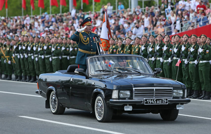 Командующий 2-й гвардейской армии генерал-майор Андрей Колотовкин принимает парад