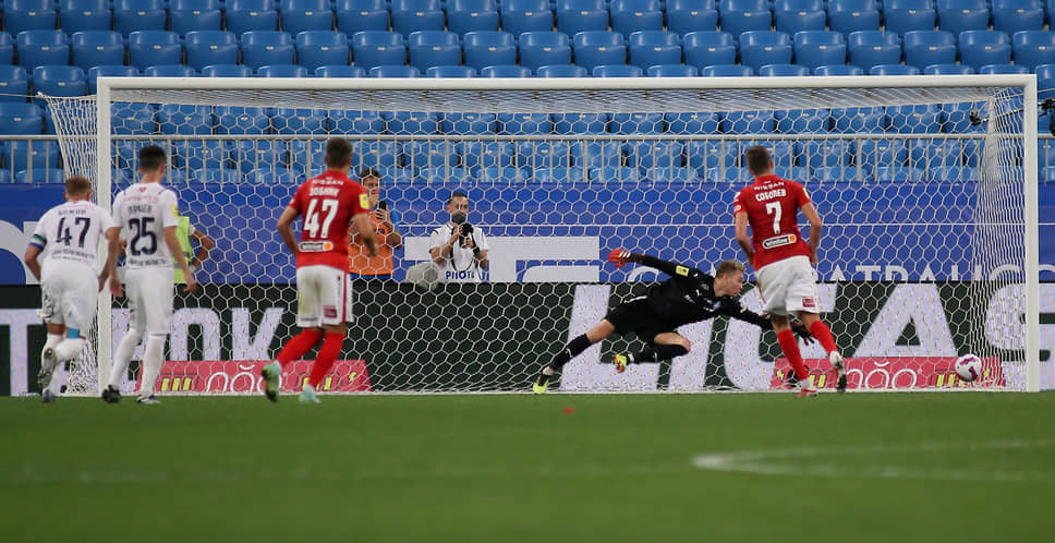 Александр Соболев забивает пенальти в ворота самарской команды. Это единственный забитый мяч в игре.