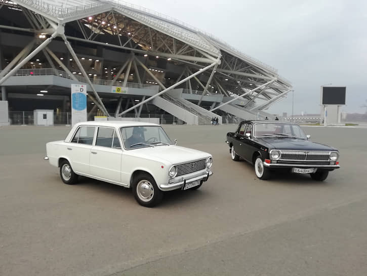 Автомобили ВАЗ и ГАЗ на самарском стадионе перед игрой. Два крупнейших автозавода страны расположены как раз в Самарской и Нижегородской областях.