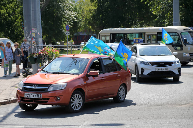 По городу везде можно было увидеть флаги ВДВ