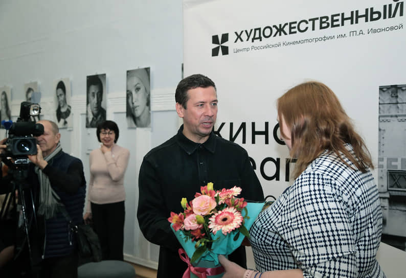 Перед встречей артист принимал цветы от поклонников, раздавал автографы и фотографировался с публикой