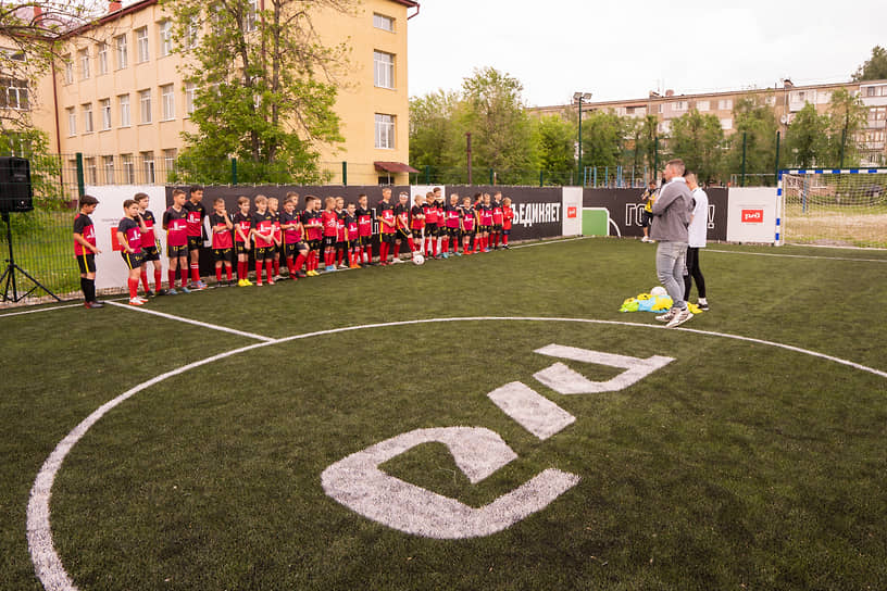 По традиции проводятся мастер-классы с футболистами, тренерами, легендами титулованного московского клуба