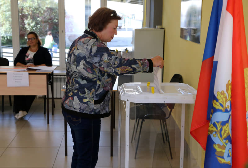 Пожилые люди также пришли отдать свой голос