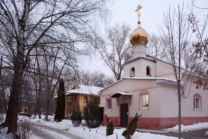 Справиться с мирскими заботами помогает местная церковь в честь Святых Константина и Елены