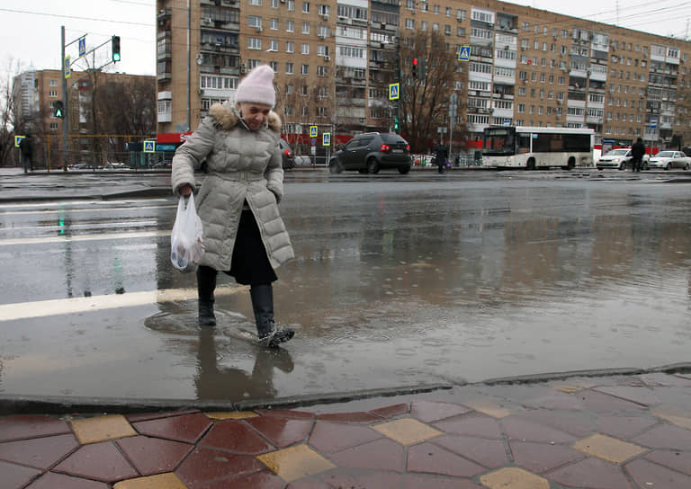 На некоторых улицах ответственные службы были задействованы в откачке воды