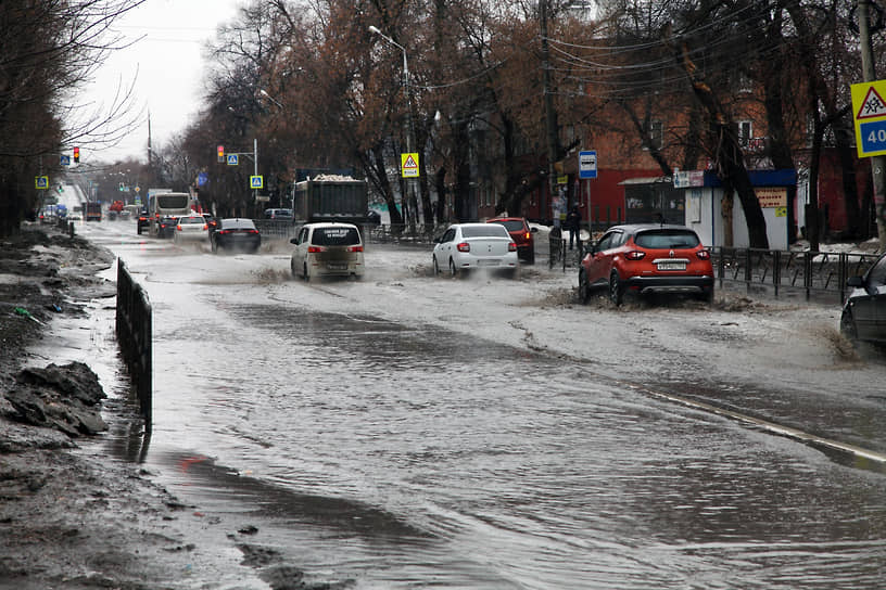 По всему городу можно увидеть огромные лужи