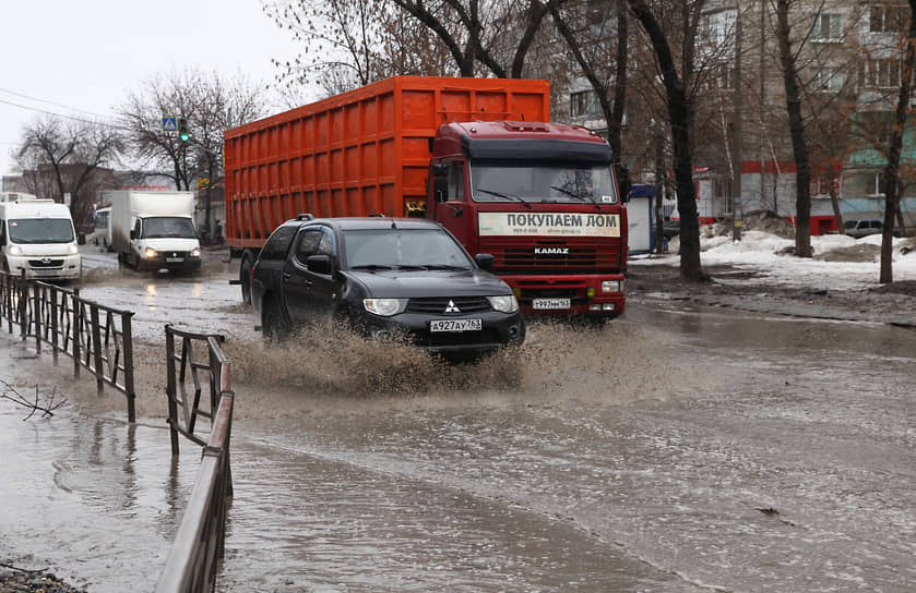 За минувшую ночь в самарскую диспетчерскую службу поступило 60 жалоб на изливы канализации из-за притока воды