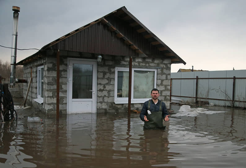 В некоторых местах вода уже по пояс