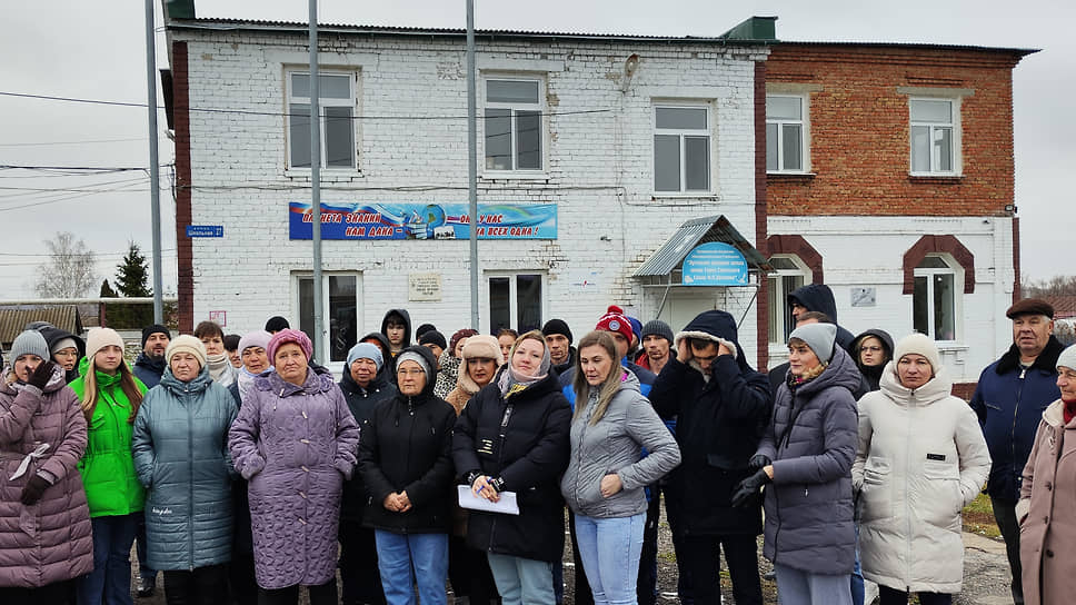 Жители Лугового просят оставить школу в их селе