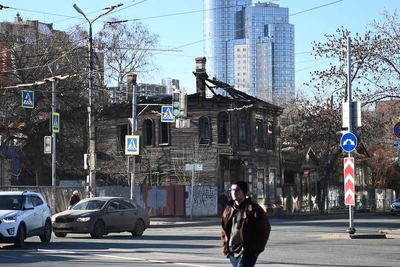 Старый дом на ул. Ульяновской на фоне новостроек