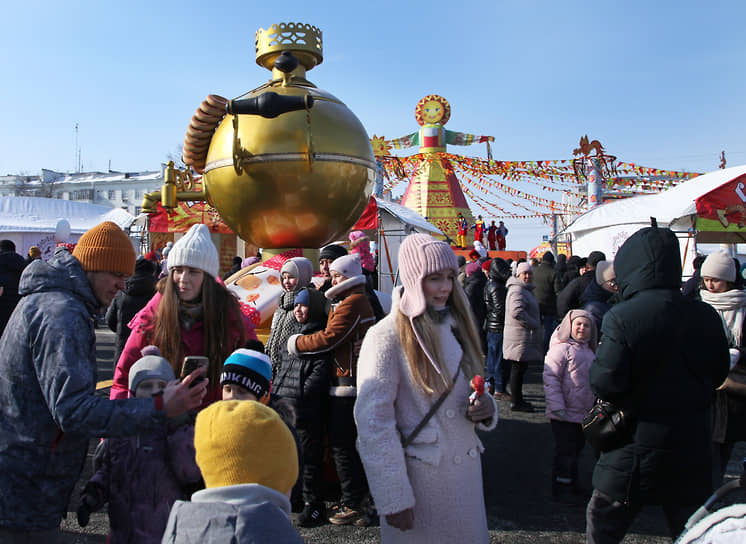 На площади Куйбышева было многолюдно целый день