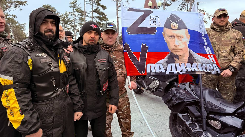 «Ночные волки», включая общественников из Ульяновска, устроили праздничный мотопробег в честь Русской весны.

