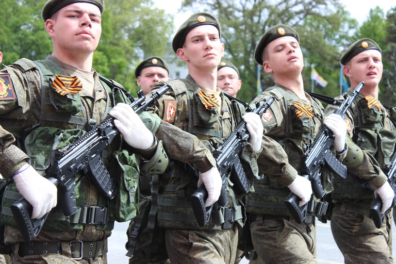 Участники военного парада