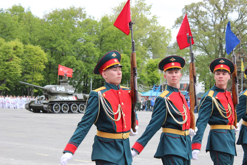 Участники военного парада