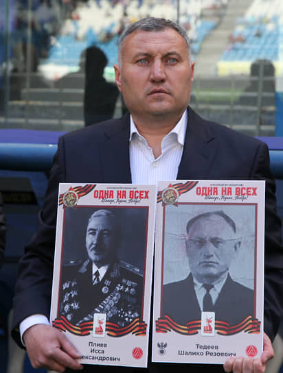 Главный тренер ФК «Акрон» Заур Тедеев с фотографиями своих ветеранов Великой Отечественной войны