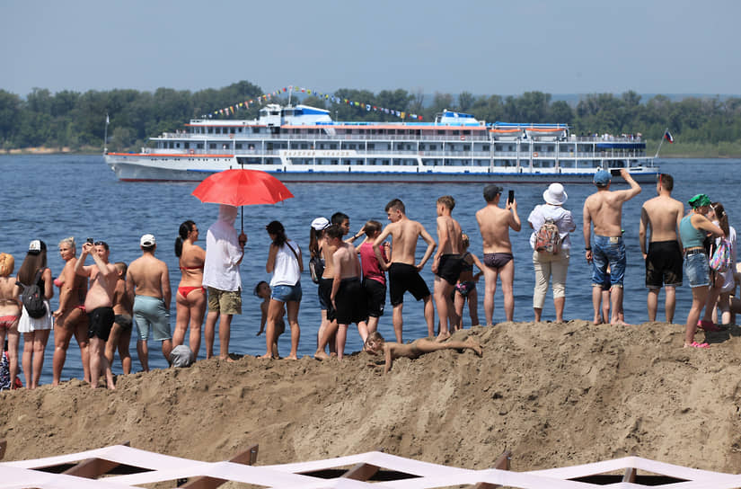Публика внимательно следила за фестивалем и запечатлевала происходящее на телефон