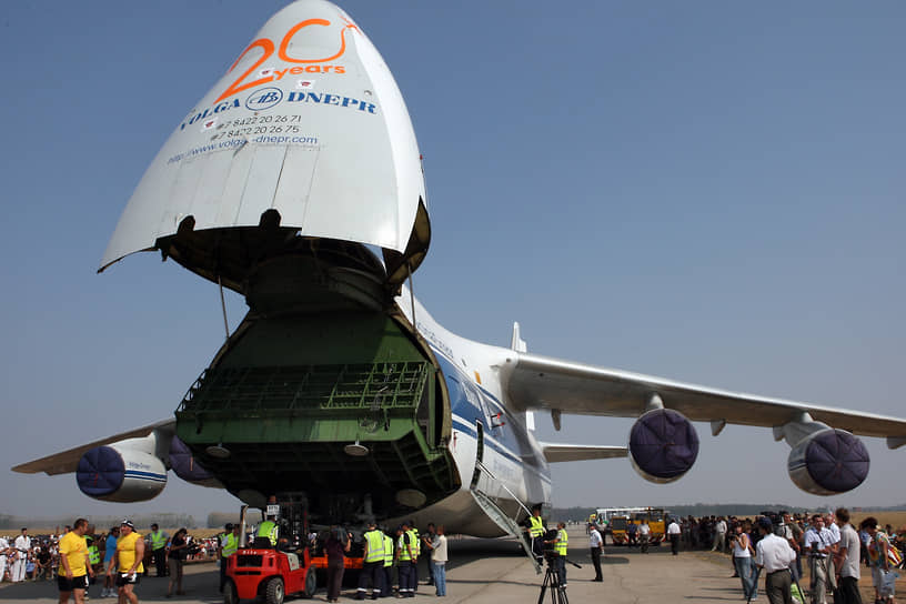 В 2022–2024 годах «Волга-Днепр» и другие компании группы оказались под санкциями Канады, ЕС, Великобритании и США. Санкции были введены и в отношении основателя «Волги-Днепра» Алексея Исайкина и его бизнес-партнера Сергея Шкляника. После этого иностранные самолеты группы прекратили полеты, оставшись на территории РФ в двойной регистрации, а «Волга-Днепр» перешла топ-менеджменту. Сейчас управляющая компания «Волга-Днепр Москва», в которую входит головная компания и техцентры, по данным СПАРК, на 50% принадлежит Игорю Аксенову, по 25% — у Валерия Габриэля и Вильдана Зиннурова