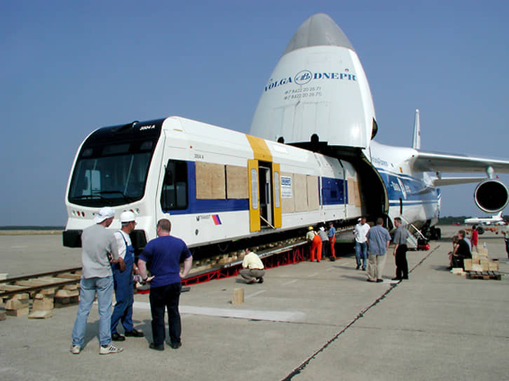 Загрузка поезда в Ан-124