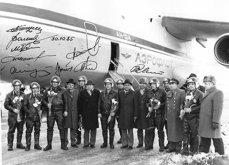 Ульяновск, аэродром ЛИК УАПК. Ан-124 после первого полета 10 октября 1985 года. На фото оставили подписи члены экипажа