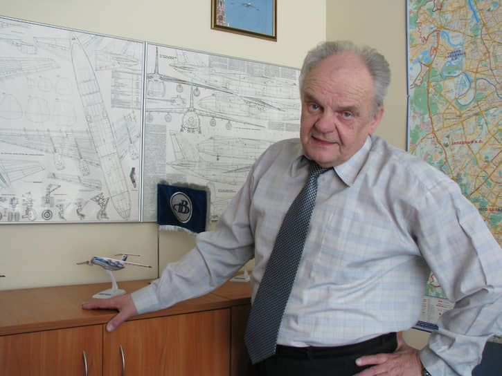 Главный конструктор самолета Ан-124 «Руслан», с 1992 года — технический директор авиакомпании «Волга-Днепр» Виктор Толмачев. Именно эта компания в дальнейшем своими заказами обеспечила продолжение строительства самолетов Ан-124 «Руслан», после того как в 1989 году правительство СССР приняло решение о прекращении финансирования программы