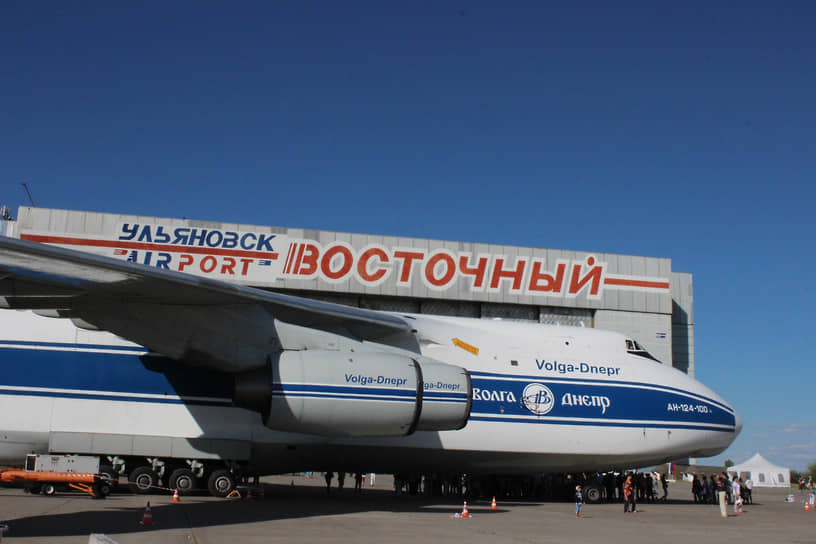 Самолет «Руслан» на стоянке в аэропорту «Ульяновск-Восточный» в День воздушного флота. 2015 год