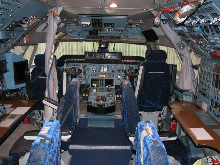 Кабина пилотов самолета Ан-124-100