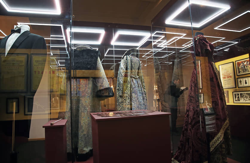 Для экспозиции из 500 экспонатов было отобрано около 150 наиболее примечательных