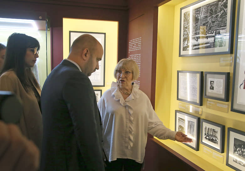 На открытие выставки пришел губернатор Самарской области Вячеслав Федорищев