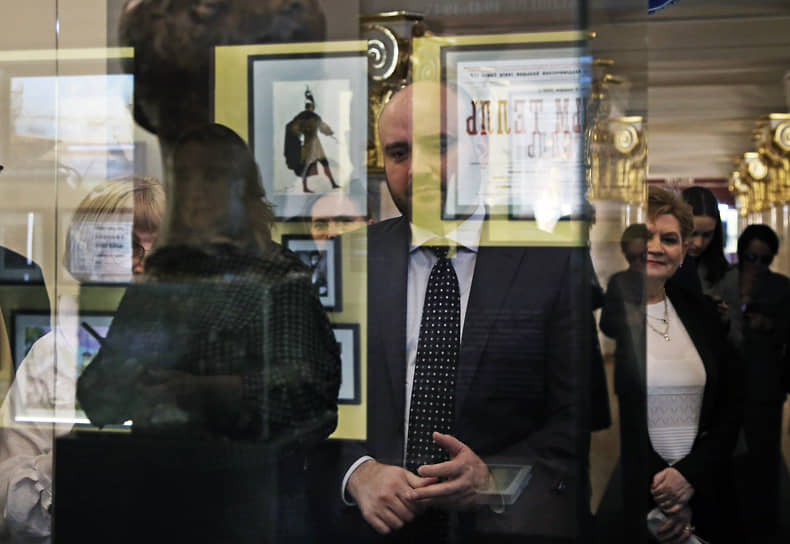 Экскурсию по экспозиции для главы региона провела заместитель генерального директора по научной работе Бахрушинского театрального музея Тамара Бурлакова