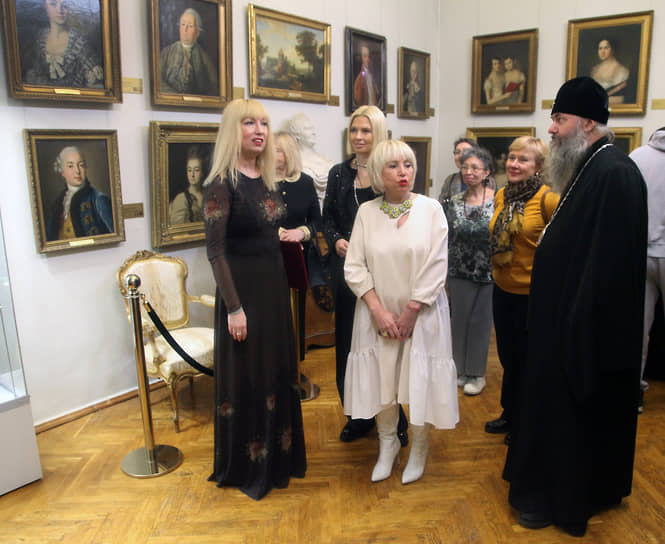 Экспозиция охватывает период с XVIII до начала XX века, представляя историю европейского и русского искусства