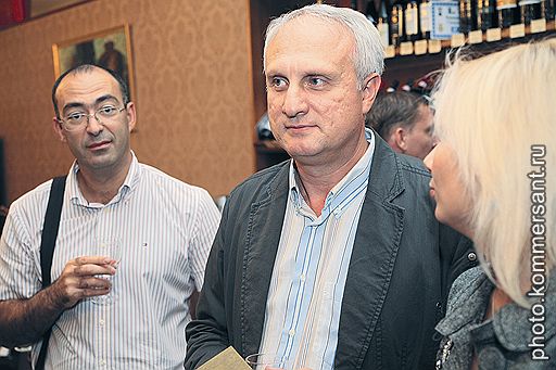 Директор НПП «САМ» Ефим Шаль и директор ИД «Абсолют» Сергей Силантьев в винном бутике «Поместье».
