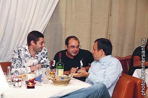 Генеральный директор ОАО «Самараэнерго» Максим Сойфер и ресторатор Александр Терентьев на закрытии сезона в летнем кафе «Отдых»
