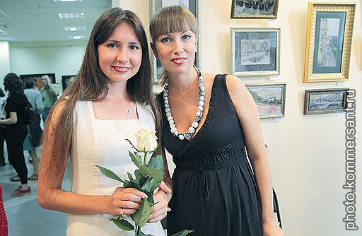Директор галереи «Вавилон» Алла Шахматова и художница Наталья Зайцева в галерее «Вавилон»
