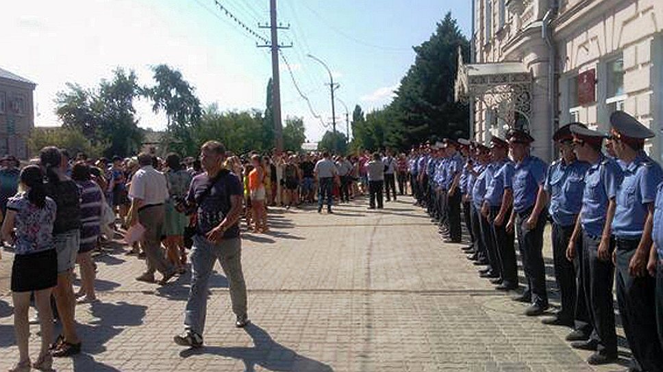 Полиция усиленно охраняет все государственные учреждения в Пугачеве