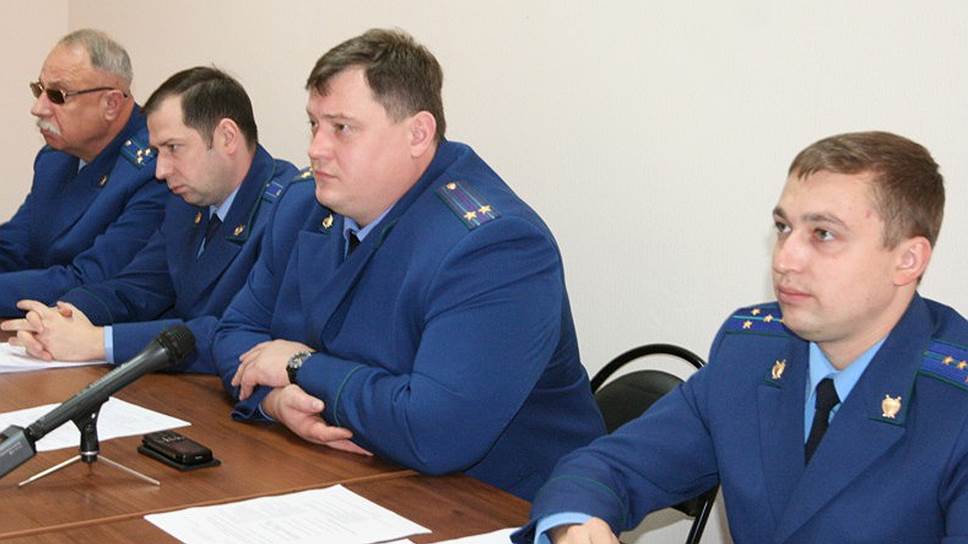 Бывший прокурор Энгельса Владимир Зубакин (в центре) может оказаться в колонии более чем на 10 лет
