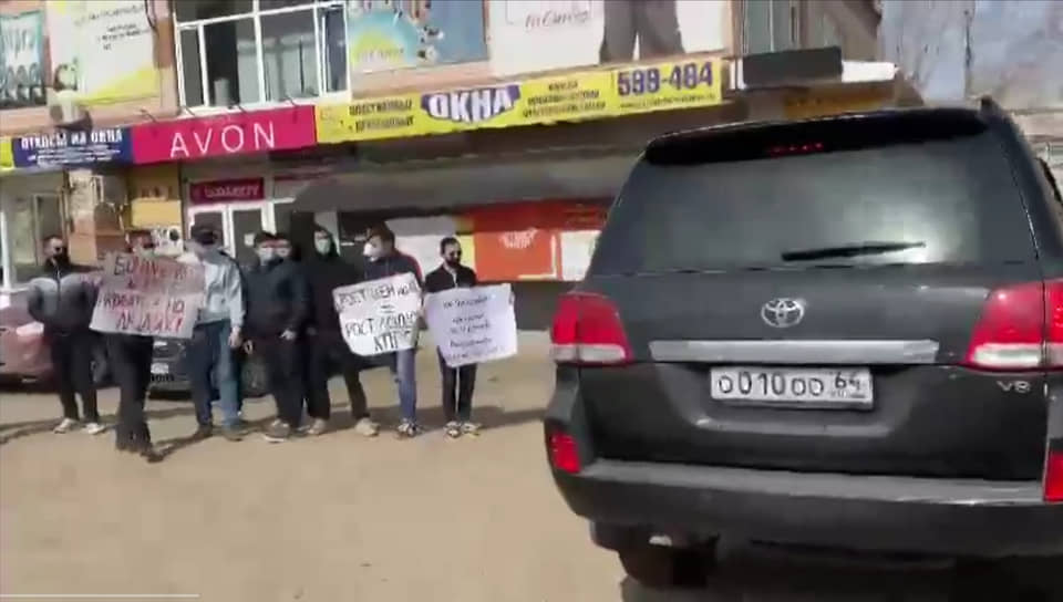 Пикетирующие высказывали недовольство депутатом Саратовской областной думы