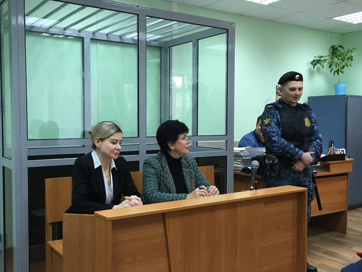 Светлане Чеконовой (слева) вменяют четыре эпизода превышения должностных полномочий