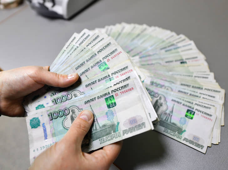 Подсудимый оставил в кабинете свидетеля почти 2,5 млн рублей