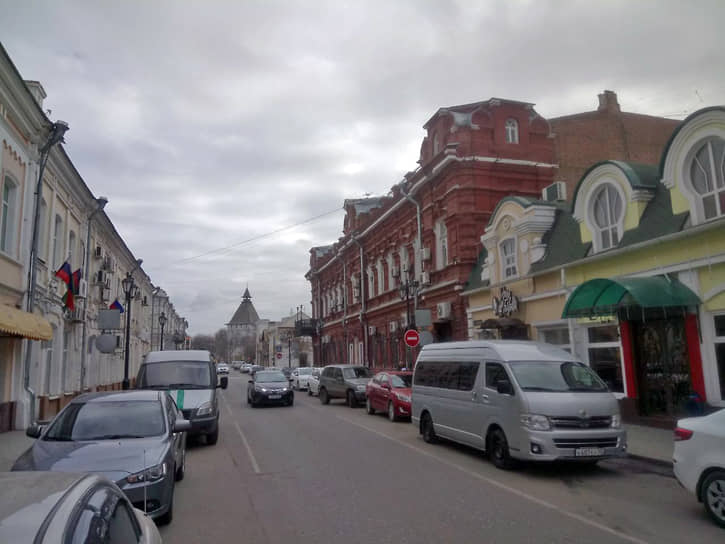 На многих улицах в центре Астрахани сложно разъехаться и без выделенной полосы