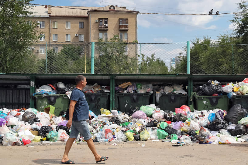 Мусорные войны привели к завалам, от которых новый оператор только начал избавляться