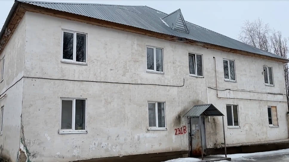 Переезжать в такой дом жители отказались, «так как условия проживания будут ухудшены, предлагаемая квартира взамен аварийной не является благоустроенной»