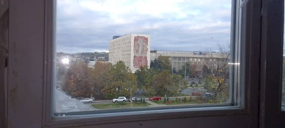 Из окна саратовского оперного театра виден комплекс, где расположено правительство Саратовской области
