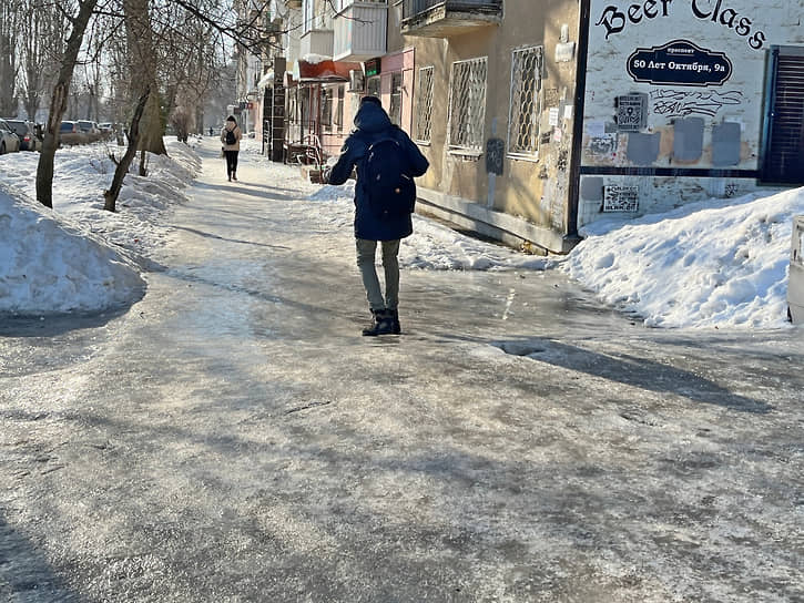 В Саратове пешеходы вынуждены ходить по обледенелым тротуарам даже весной