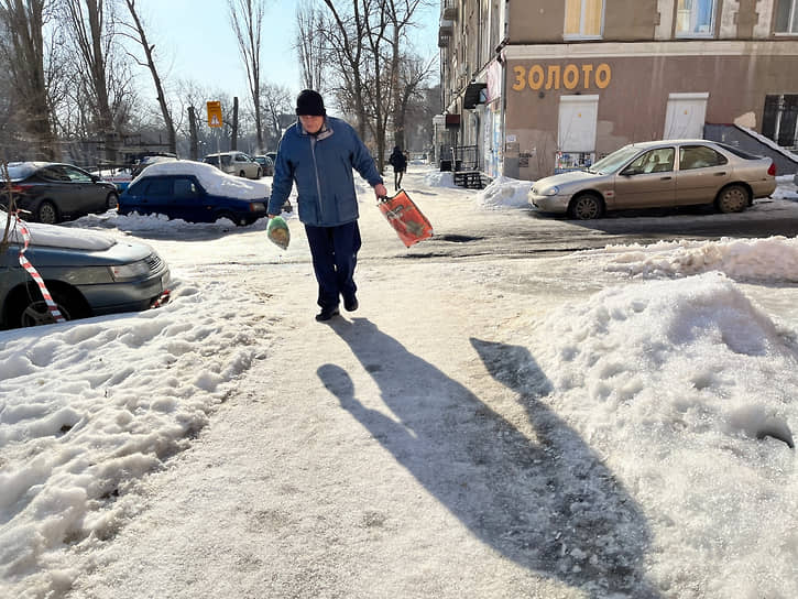 В Саратове пешеходы вынуждены ходить по обледенелым тротуарам даже весной