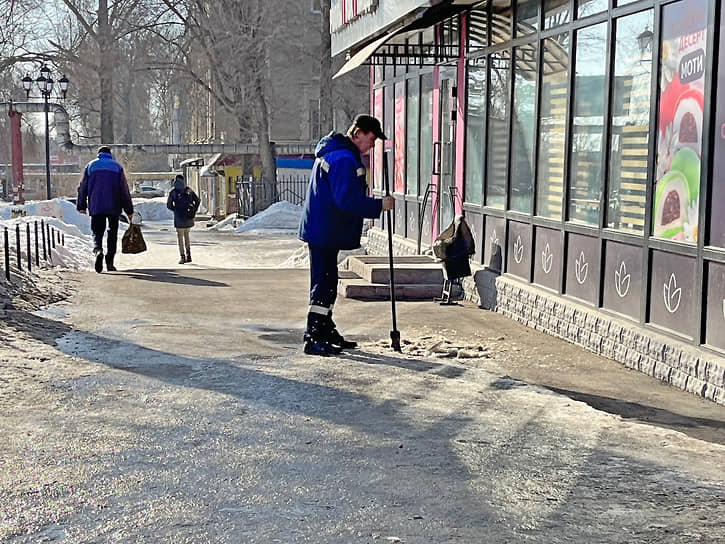 В Саратове пешеходы вынуждены ходить по обледенелым тротуарам даже весной