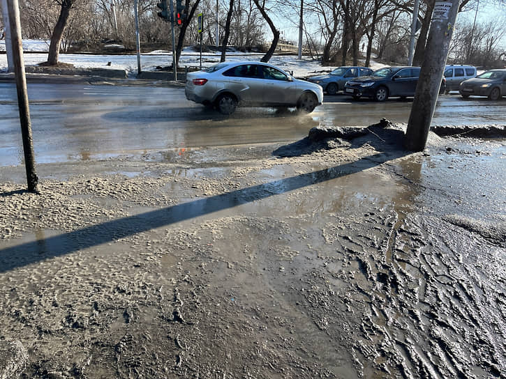 На месте льда в Саратове традиционно появляется грязь