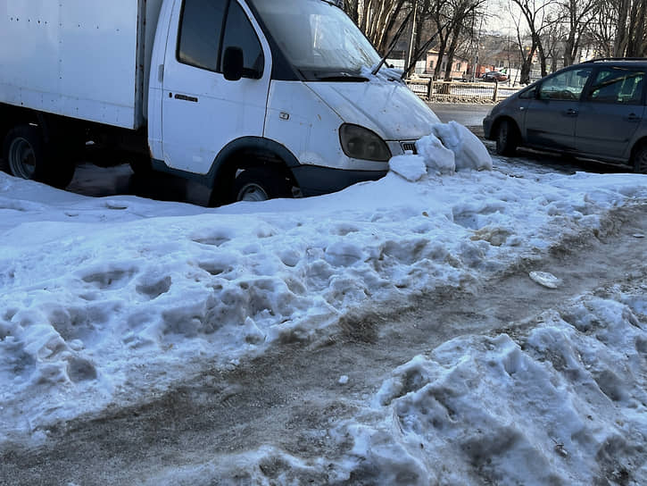 Качество уборки тротуаров в Саратове вынуждает горожан искать новые пути