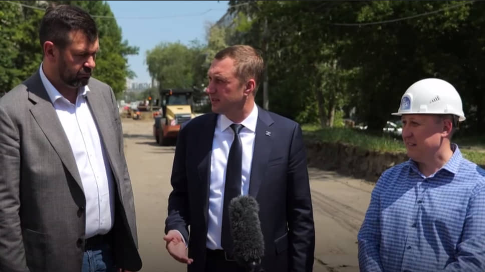 Губернатор Саратовской области Роман Бусаргин (в центре) пообещал закончить ремонт трамвайных путей до конца 2024 года