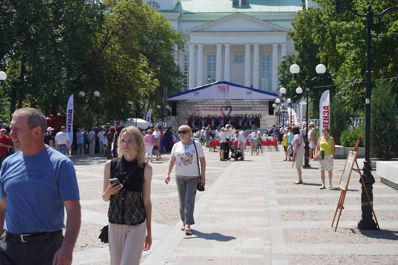 По данным УМВД по Пензе в праздничных мероприятиях по случаю Дня России 2024 приняли участие пости 17,5% горожан